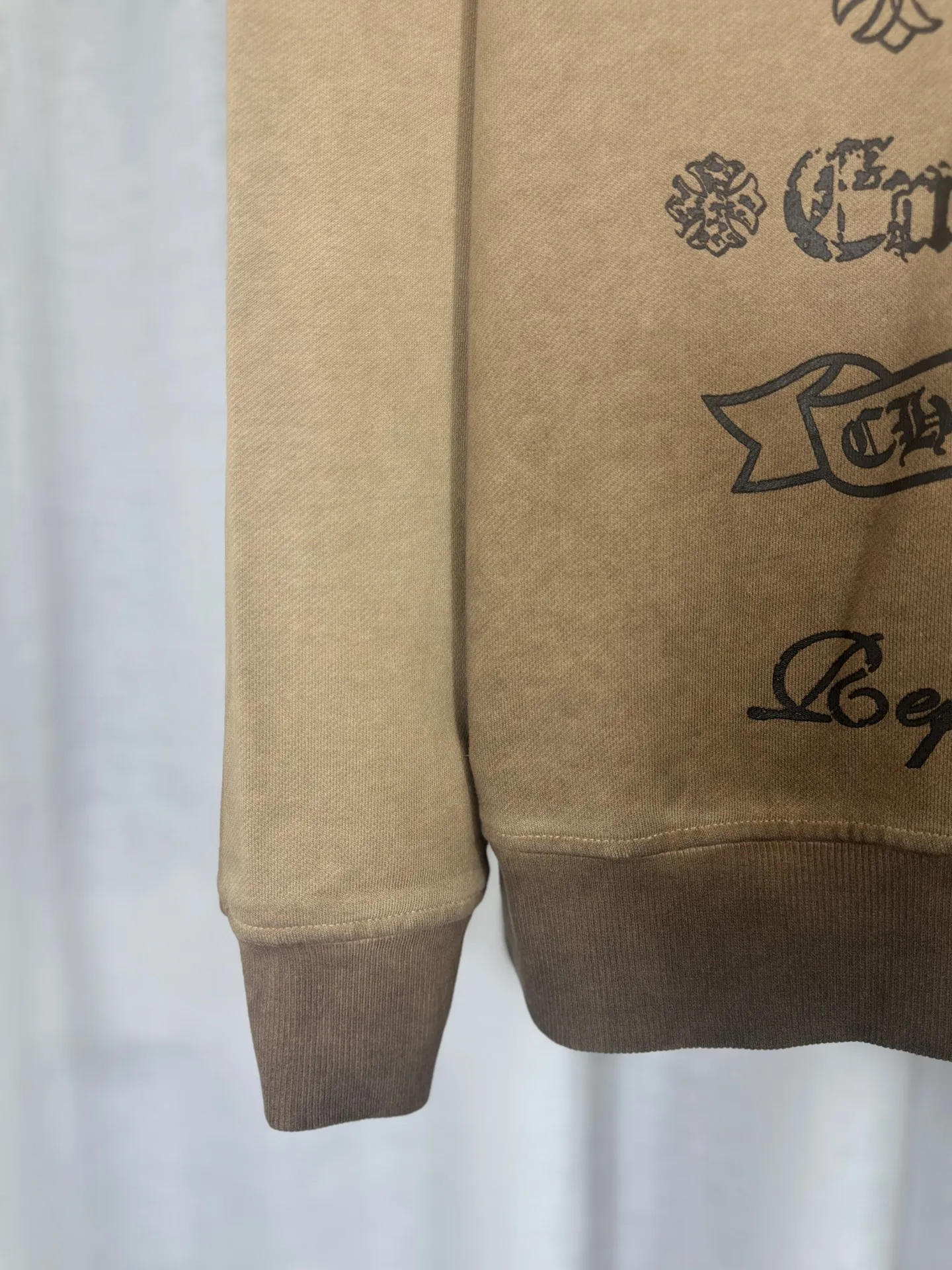P260 top version, real shot without P, ​​different from market currency) 𝗖𝗵𝗿𝗼𝗺𝗲 𝗛𝗲𝗮𝗿𝘁𝘀/Cro Heart 2025 washed patch embroidery autumn and winter new original single counter American laser burnt 3D three-dimensional color embroidered couple casual sweatshirt 👑The highest version! Customized fabric 420g tripe terry fabric! American acid-washed and distressed original fabric laser burnt ✟appliqué embroidery and exquisite embroidery of letters! The best-selling model in the counter, very comfortable to wear. Accessories: original molded and authenticated collar label➕100% silk wash label. Genuine purchase-grade original hangtag➕matching hanging rope➕3D hanging beads➕original packaging bag. Craftsmanship: The original version has consistent wiring! The highest version of the armhole matching technique! Color: Earth Yellow Gray Black Size: S M L XL Style No.: 9320